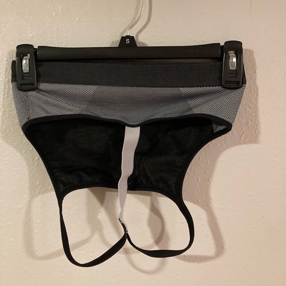 Girl's Nike Gray/Black Seamless Racerback Dri Fit Training Sports Bra Size XL - Picture 2 of 2